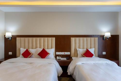 Postel nebo postele na pokoji v ubytování Gorkha Garden Hotel