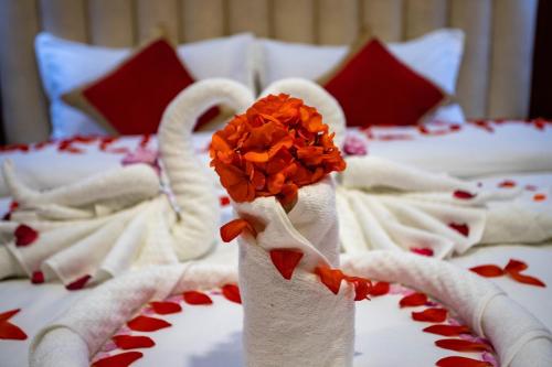 Postel nebo postele na pokoji v ubytování Gorkha Garden Hotel