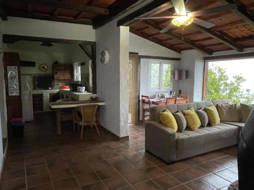 sala de estar con sofá y cocina en CASA RURAL CON DESAYUNO Y BONITAS VISTAS, en Teror