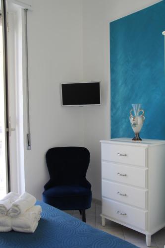 A television and/or entertainment centre at Casa Vacanze Terramare, 550 mt from the beach, close to Ortigia historic center