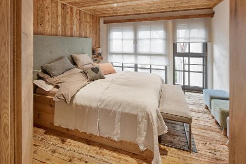 ein Schlafzimmer mit einem großen Bett und einem Fenster in der Unterkunft Berner´s-Chalet in Weinstadt