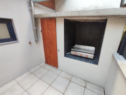 a small room with a small window in a wall at Gîte des trois châteaux in Husseren-les-Châteaux