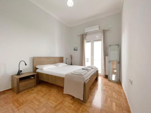 Кровать или кровати в номере SOKOS Residence, 4' walk from Syngrou-Fix Metro