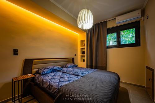 a bedroom with a bed and a window at Sehr schöne und moderne „Ferienwohnung Lighthouse„ in Loutraki
