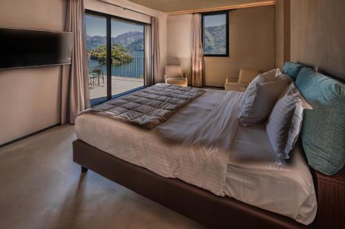 Llit o llits en una habitació de VILLA MOLLI Lago di Como