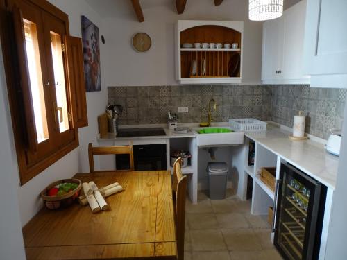 una cucina con tavolo in legno e piano di lavoro di Casa Margarita Charming Character Cottage in Bedar, Andalusia a Bédar