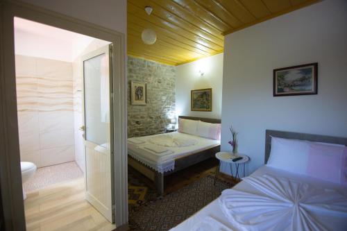 The Mosaic House - Shtepia me Mozaik tesisinde bir odada yatak veya yataklar