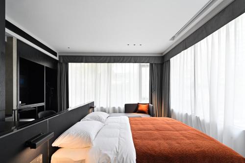 a bedroom with a large bed with white pillows at LIA Hotel Shenzhen Qianhai Baoan Center Turnaround Metro Station in Bao'an