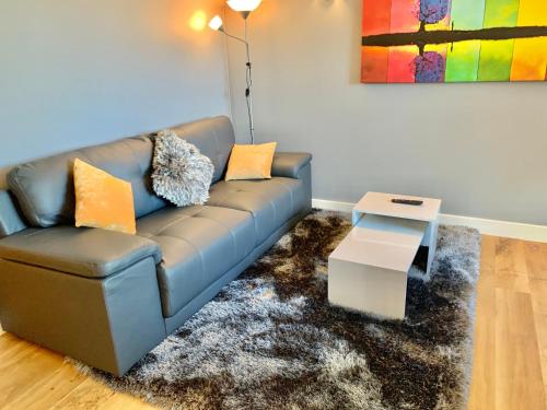 Χώρος καθιστικού στο Risinghurst, Oxford, an ENTIRE 2beds, 2bathrooms, free Wi-Fi, Free Parking