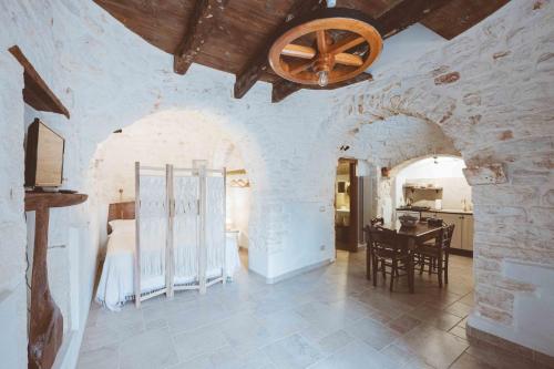 Duży pokój ze stołem i sufitem w obiekcie I trulli di Dioniso - Incipit w Alberobello