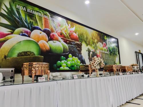 a large screen with a picture of fruit on a wall at Khách Sạn Hoa Ban Trắng in Sơn La