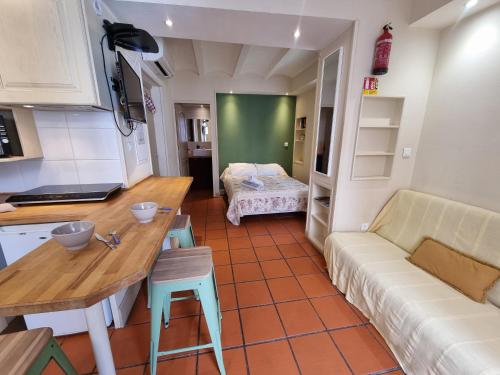 une cuisine et un salon avec un canapé et une table dans l'établissement I Love Perpignan Apartments 8, à Perpignan