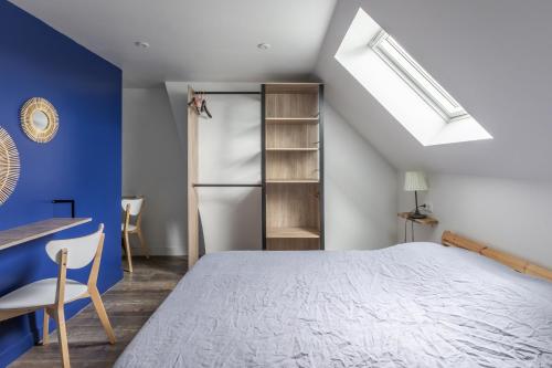 une chambre avec un lit et une lucarne dans l'établissement Haut Standing proche gare, à Rouen