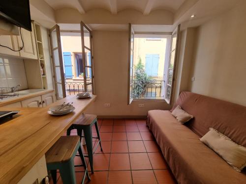 un salon avec un canapé et une table dans l'établissement I Love Perpignan appartment 9, à Perpignan