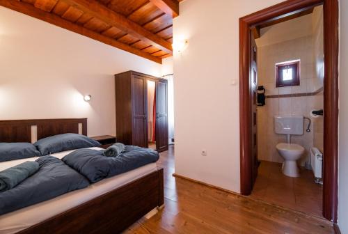 Giường trong phòng chung tại Holló Panzió