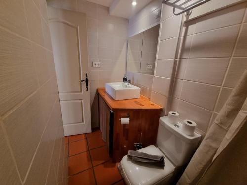 un piccolo bagno con un water e un lavandino di I Love Perpignan Apartments 8 a Perpignano
