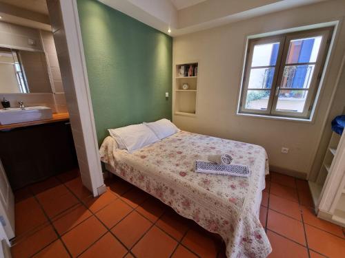 una piccola camera da letto con un letto e un lavandino di I Love Perpignan Apartments 8 a Perpignano