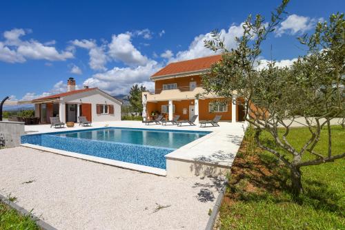 Бассейн в Villa Luka или поблизости