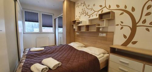 コウォブジェクにあるVilla Tarsisのベッドルーム1室(木の壁画のあるベッド1台付)