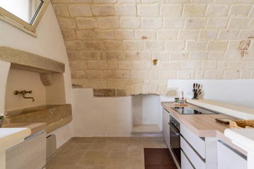 A kitchen or kitchenette at Villa Pussacra by BarbarHouse