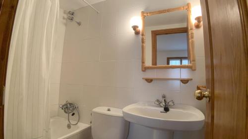 Ett badrum på C13 - Apartamento Casa Llorgodo 4 - Villmor