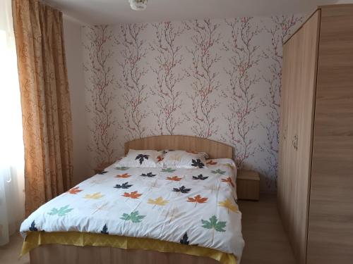 1 dormitorio con cama con edredón en Casa Body_Adda en Corbu