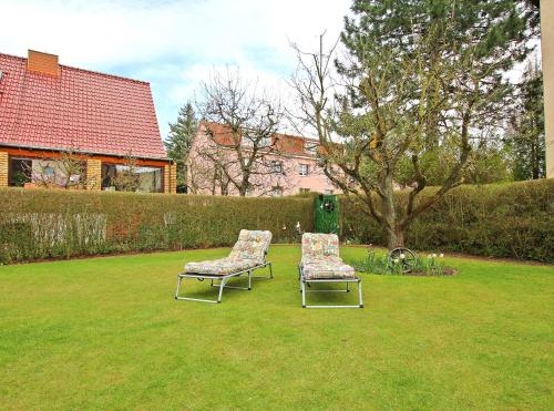 ヴァーレンにあるFerienwohnung Waren SEE 8921の庭の芝生に座る椅子2脚