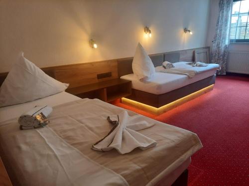 Postel nebo postele na pokoji v ubytování Hotel Haus Krone