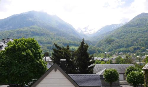 a view of the mountains from the house at La parenthèse du Tourmalet - séjour tout compris - draps et ménage inclus- in Luz-Saint-Sauveur