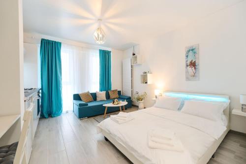 Un pat sau paturi într-o cameră la Blue wave Studio in Nord10 - pool n playground