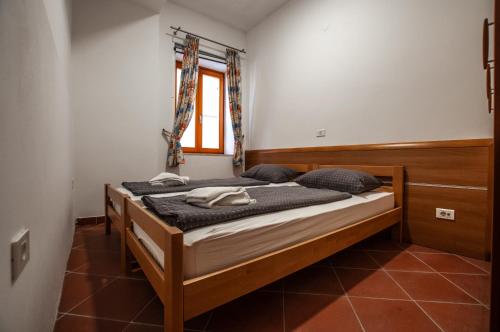 Apartments Punta Piran في بيران: غرفة نوم مع سرير في غرفة مع نافذة