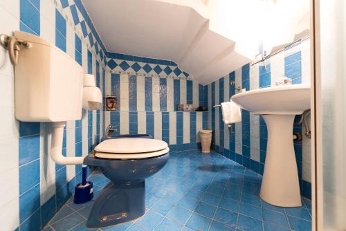 een blauwe badkamer met een toilet en een wastafel bij Apartments Leo in Kotor