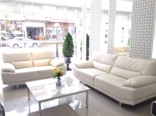 Un lugar para sentarse en Racha Residence