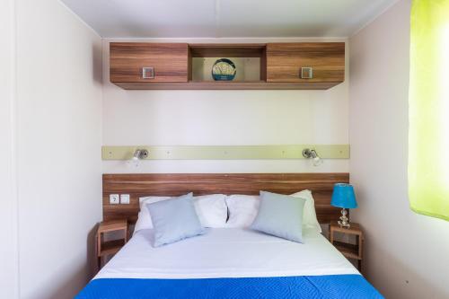 1 dormitorio con 1 cama con cabecero de madera en House&Villas - Residence Il Borgo, en Avola