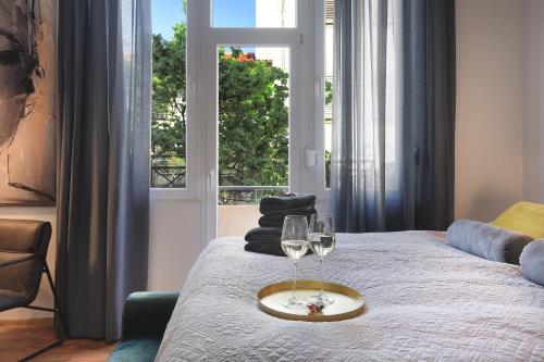 Zimmer mit einem Bett mit Brille und einem Fenster in der Unterkunft E&F Luxury Apartments in Pula