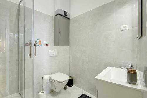 ein Badezimmer mit Dusche, Toilette und Waschbecken in der Unterkunft E&F Luxury Apartments in Pula