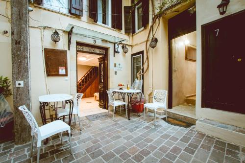 ハニア・タウンにあるBozzali Deluxe Hotelのギャラリーの写真
