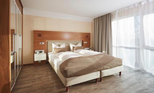 Postel nebo postele na pokoji v ubytování Klüt Hotel