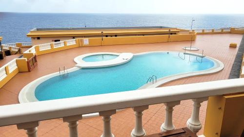 Πισίνα στο ή κοντά στο Apt con piscina La Laja, La Restinga (El Hierro)