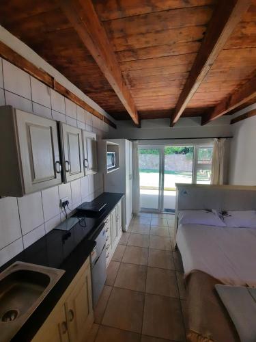 cocina con fregadero y encimera en Greystones Self Catering Chalet 3, en Sir Lowry Pass