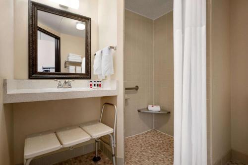 Ванна кімната в Days Inn by Wyndham Fort Collins