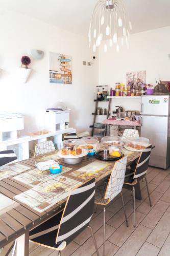 une cuisine avec une table avec de la nourriture dessus dans l'établissement Il Giardino Di Rebecca, à Ferrare