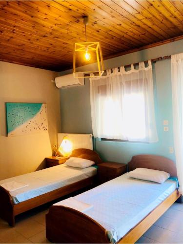Un pat sau paturi într-o cameră la Kirkos Apartments