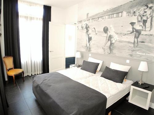 een slaapkamer met een bed en een schilderij van zwemmers bij DAC50 Luxurious apartment Domburg in Domburg