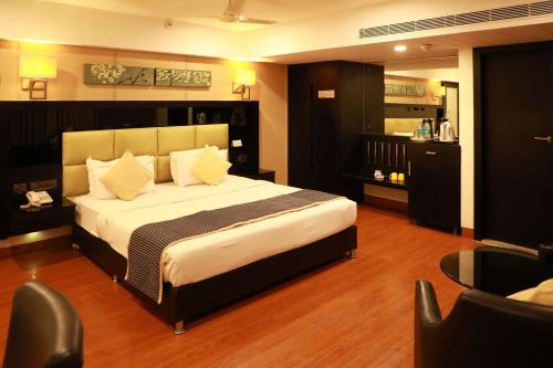 a bedroom with a large bed in a room at Quality Inn Bez Krishnaa in Visakhapatnam