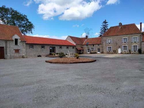 an empty parking lot in front of a building at Domaine de la Ferme de Jean Grogne in Fontenay-Trésigny