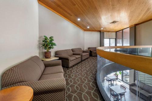a living room with a couch and a fish tank at Suburban Studios Lafayette in Lafayette