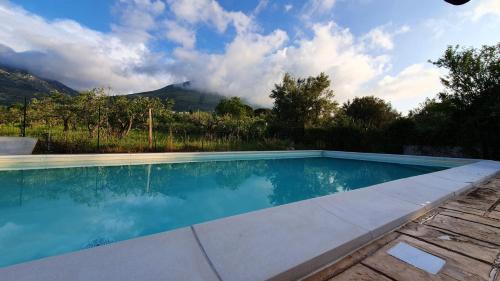 una piscina con vista sulle montagne di Marosa Casa Vacanze a Torretta