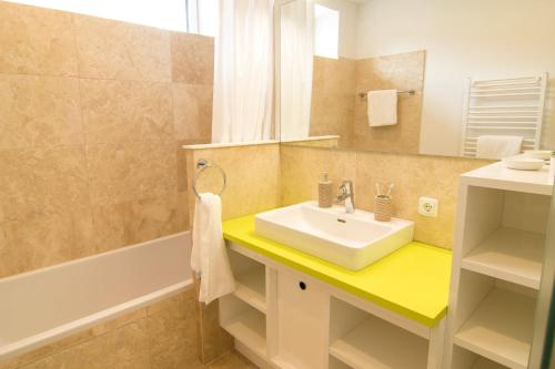 a bathroom with a sink and a mirror at baadhaus in Traunkirchen