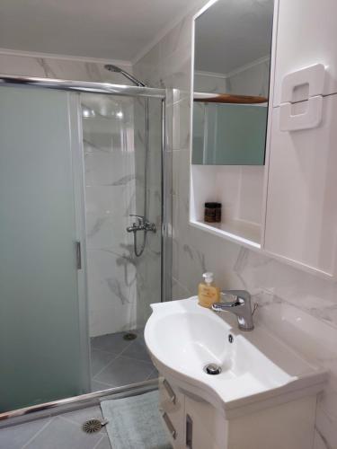 Bilik mandi di Paraschou Guesthouse
